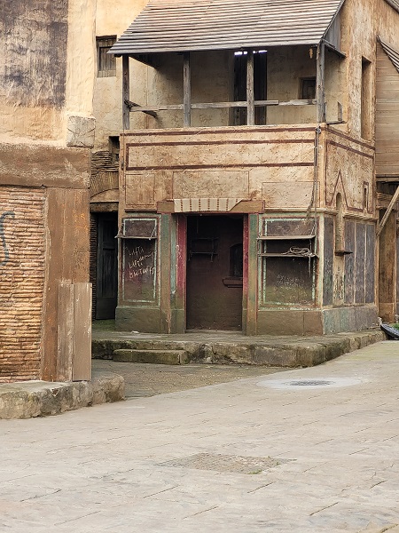 insula con abitazione ai piani superiori