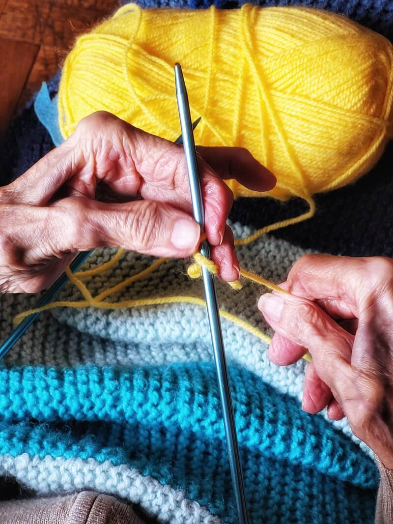 Anziana che lavora a maglia