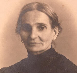 Una donna anziana con la sua bellezza naturale