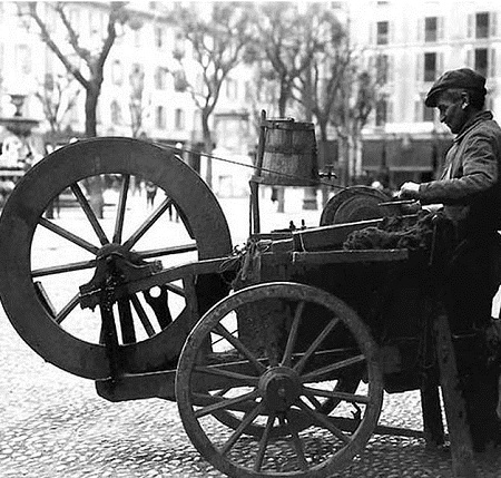 arrotino - Picture source http://it.wikipedia.org/wiki/File:El_moletta_piazza_fontana.jpg