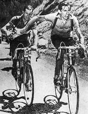 Bartali e Coppi si passano la bottigia dell'acqua