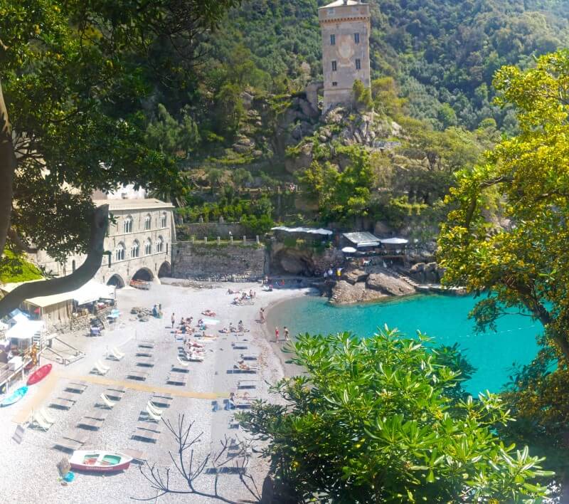La spiaggia di San Fruttuoso con l'abbazia a sinistra e la torre di guardia sullo sfondo