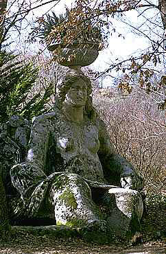 bomarzo_demeter.jpg (41393 bytes)