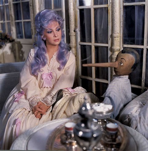 La fata turchina (l'attrice Gina Lollobrigida) e Pinocchio, nel film di Luigi Comencini del 1972
