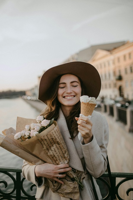 Gustare un cono gelato 