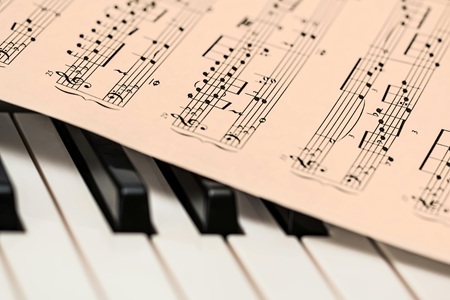 Spartito musicale e tastiera pianoforte