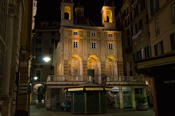 Genova: una piazza del centro storico medievale