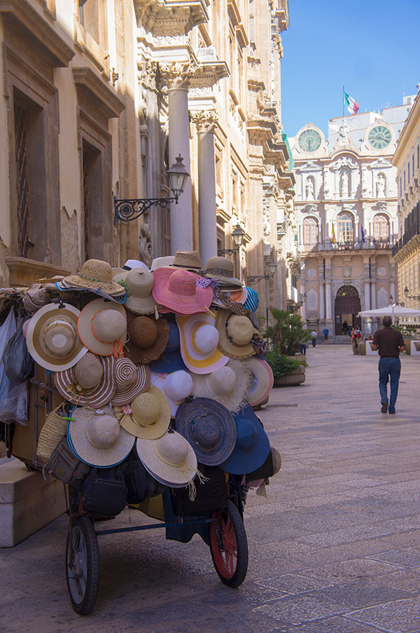 Trapani, Sicilia, venditore di cappelli