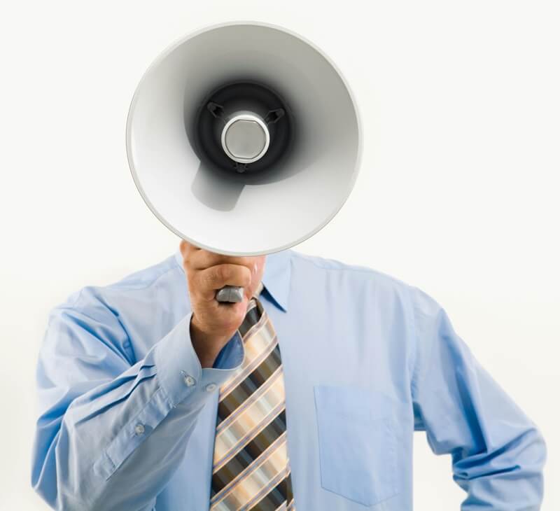 Persona con altoparlante