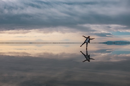 Persona riflessa nell'acqua