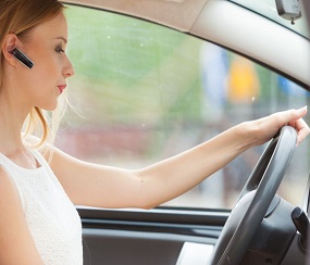 guidare con auricolare